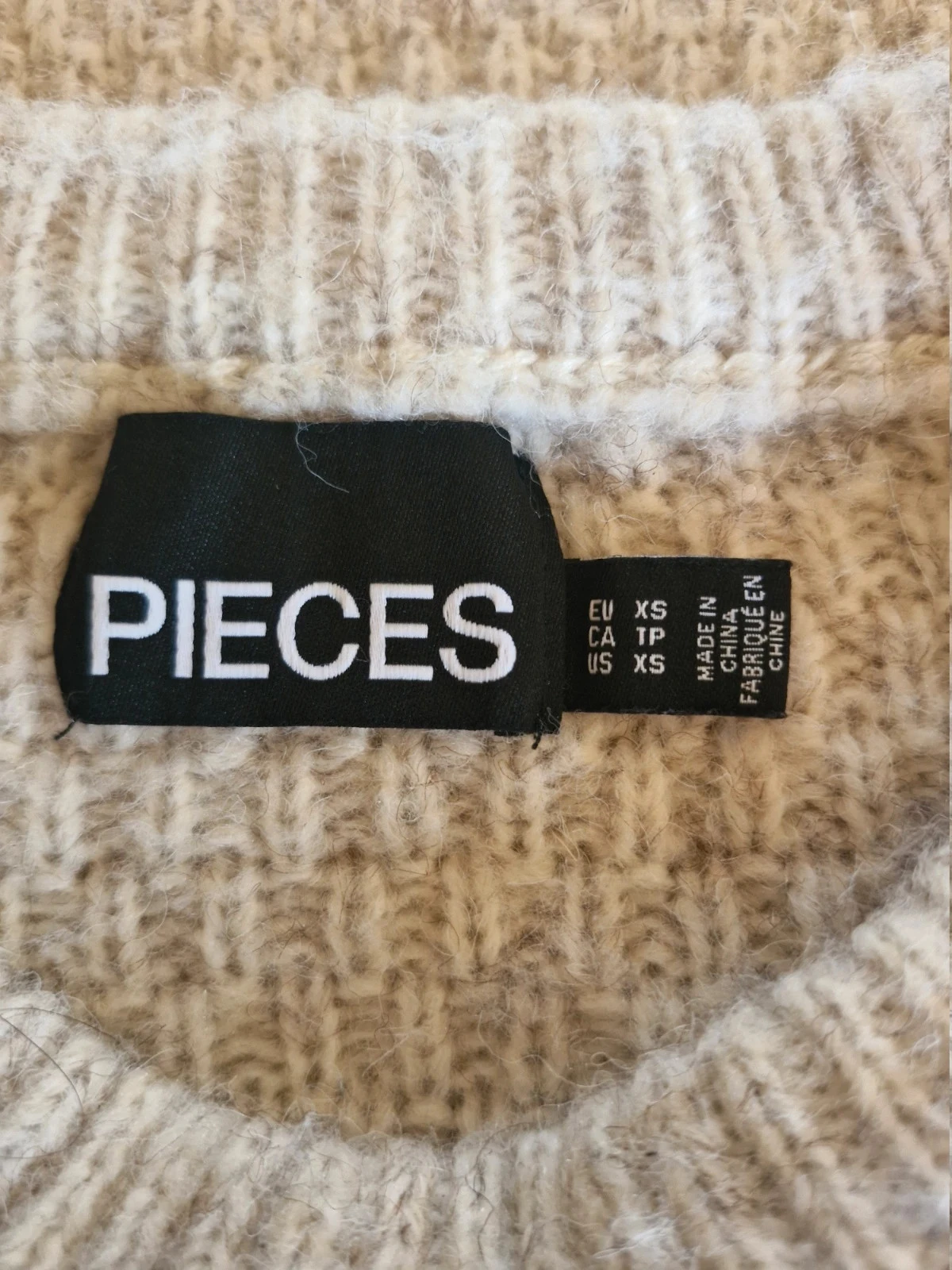 Torn Pieces cream sweater XS thick knit – photo 5